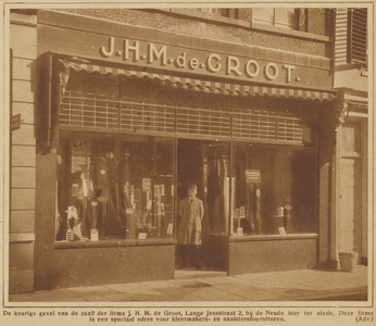 717114 Fotoadvertentie van J.H.M. de Groot, Fourniturenhandel, Lange Jansstraat 2 te Utrecht, met een foto van de winkelpui.